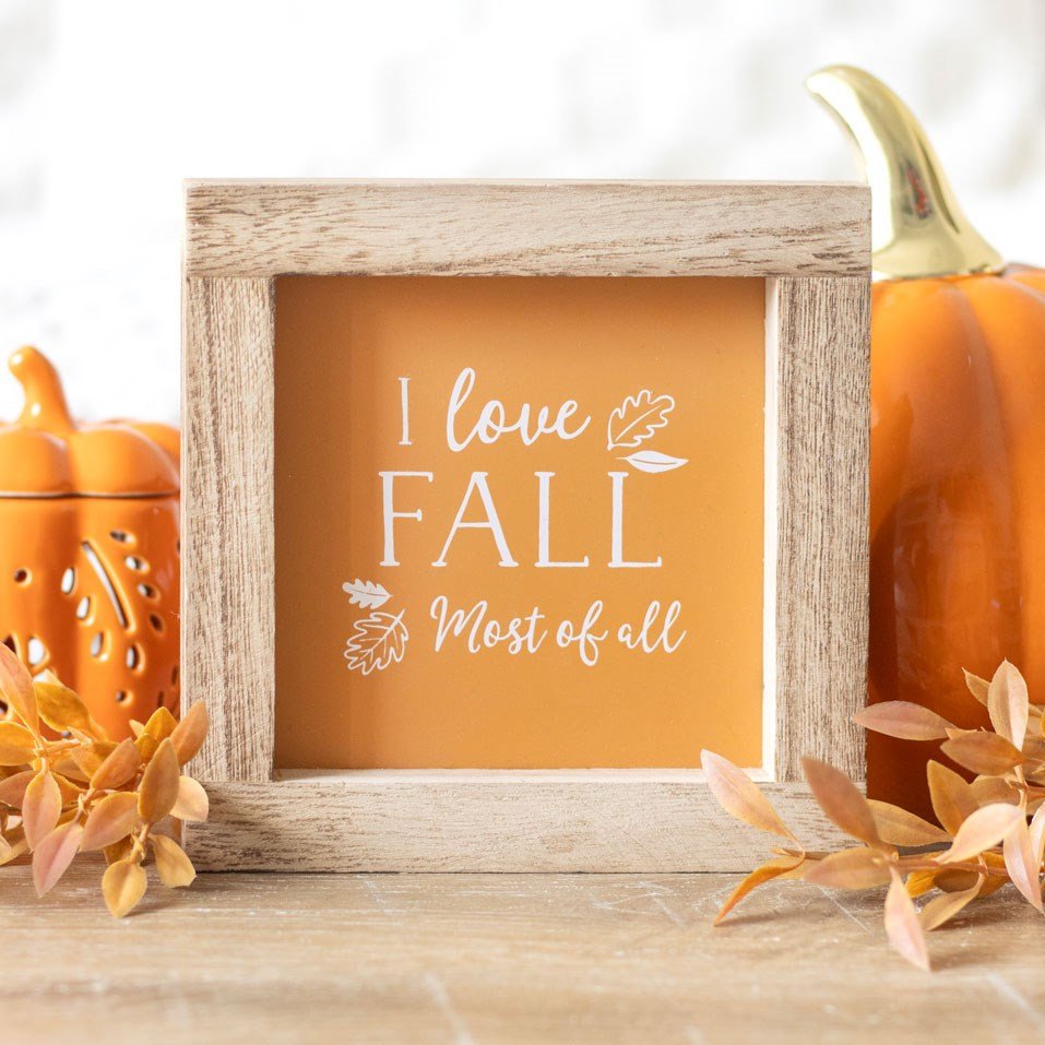 Herfstdecoratie met I Love Fall kader en pompoenen Sfeervolle herfstdecoratie met I Love Fall kader, oranje pompoenen en warme herfsttinten uit de herfstcollectie van O\'lys blanc.